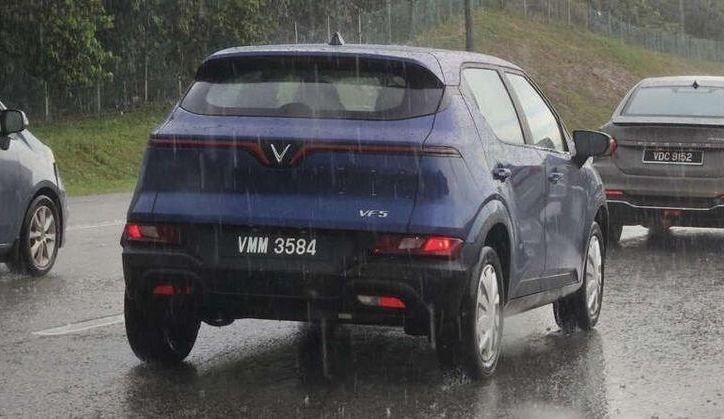Xe điện VinFast VF 5 tiếp tục bị bắt gặp đang chạy thử trên đường phố Malaysia