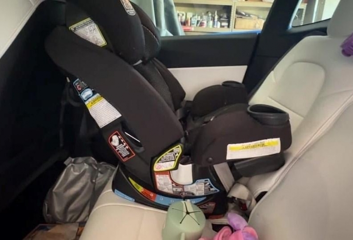 Ô tô điện Tesla hết pin khiến một đứa trẻ 20 tháng tuổi mắc kẹt bên trong xe