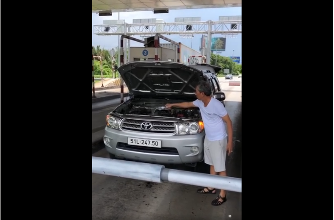 Tài xế suýt bị bỏng vì đổ nước suối vào két nước tản nhiệt khi máy nóng