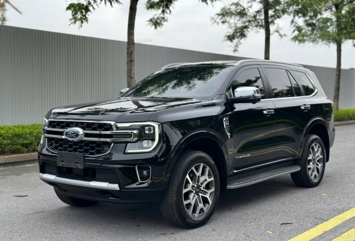 Bất ngờ giá chào bán của Ford Everest 2023 'siêu lướt' lăn bánh chưa đầy 1 năm