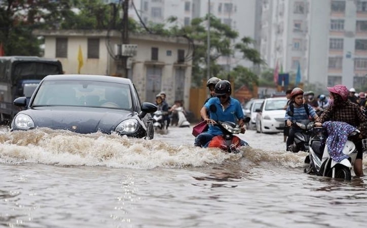 Cần làm gì khi xe máy đột ngột chết máy do đi qua vùng ngập nước?