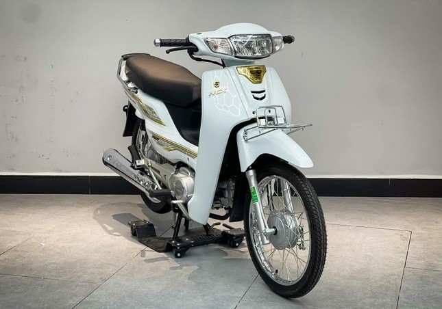 Cận cảnh Honda Dream 125 đời 2023 có giá hơn 100 triệu đồng tại Việt Nam