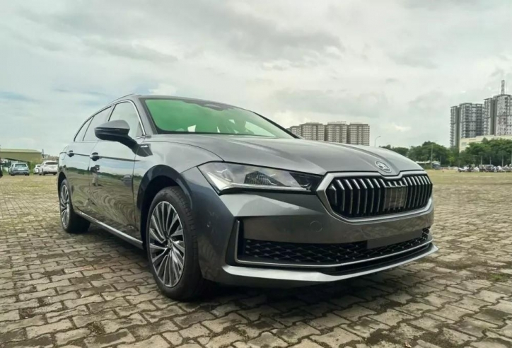 Cận cảnh Skoda Superb sắp xuất hiện tại VMS 2024, đối thủ mới của Toyota Camry