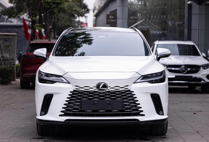 SUV hạng sang Lexus RX 350 2024 mới lăn bánh vỏn vẹn 900 km bán lại với giá thế nào?