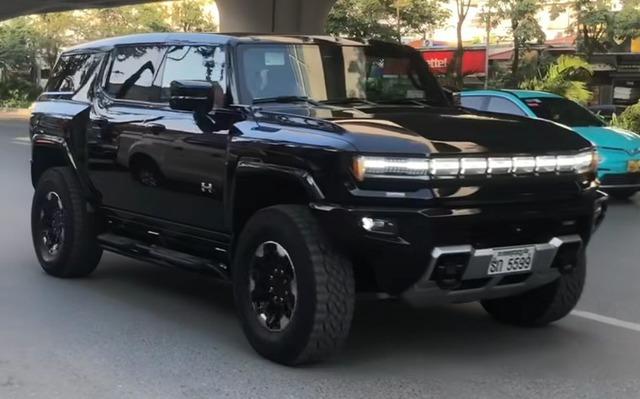 Bắt gặp SUV 'khủng long' GMC Hummer EV lăn bánh trên đường phố Việt