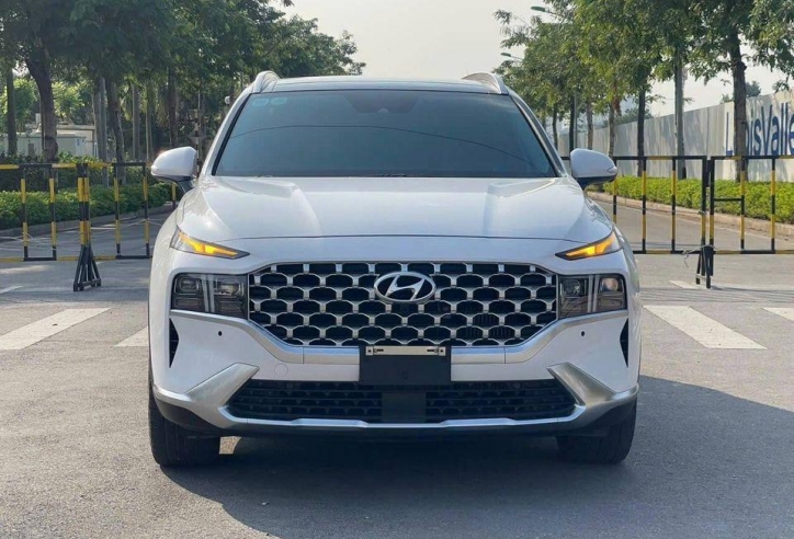 Bất ngờ mức khấu hao của Hyundai Santa Fe 2022 máy dầu sau 2 năm lăn bánh