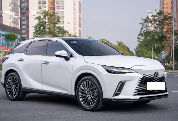 SUV hạng sang Lexus RX 350 2023 chạy lướt 10.000 km lên sàn xe cũ với giá khó tin