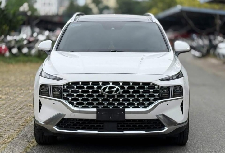 Hyundai Santa Fe 2022 máy dầu lăn bánh 2 năm tại Việt Nam có giá thế nào trên sàn xe cũ?