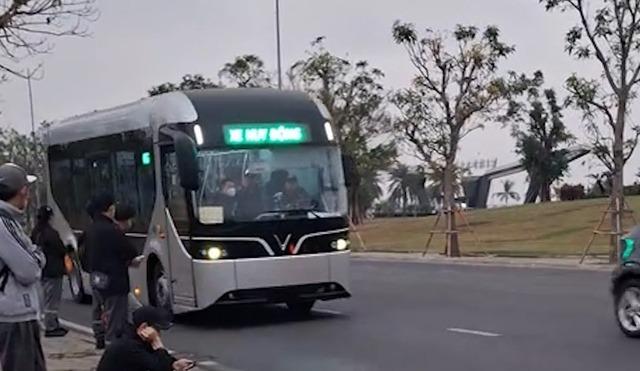 Bất ngờ hình ảnh xe buýt điện lạ mang logo VinFast chạy trong nhà máy