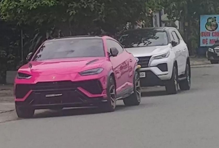 Siêu SUV Lamborghini Urus Performante màu độc xuất hiện trên đường phố Việt