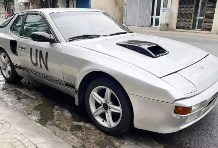 Chiếc Porsche 944 đời cổ của ông Đặng Lê Nguyên Vũ lần đầu xuống phố