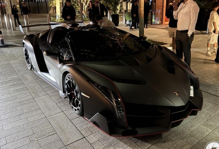 Chiêm ngưỡng siêu phẩm Lamborghini Veneno Roadster với 'lớp áo' sợi carbon màu đen nhám