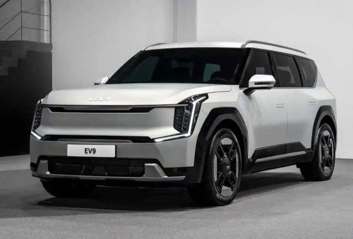 SUV điện Kia EV9 có thêm bản mới với giá 'mềm' hơn, chạy tối đa 374 km