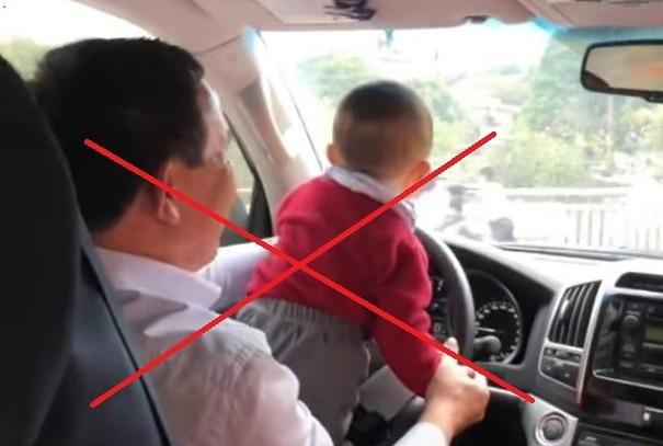 Để trẻ ngồi ghế trước ô tô: Phụ huynh đang tự rước hiểm họa?