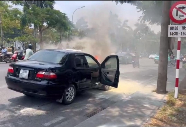 Huế: Ô tô bất ngờ bốc cháy trước giữa đường, hai vợ chồng may mắn thoát nạn