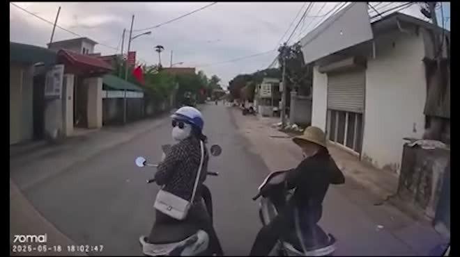 Hai người phụ nữ 'hồn nhiên' dừng xe máy giữa đường, tài xế ô tô bấm còi nhắc nhở liền bị chửi bới