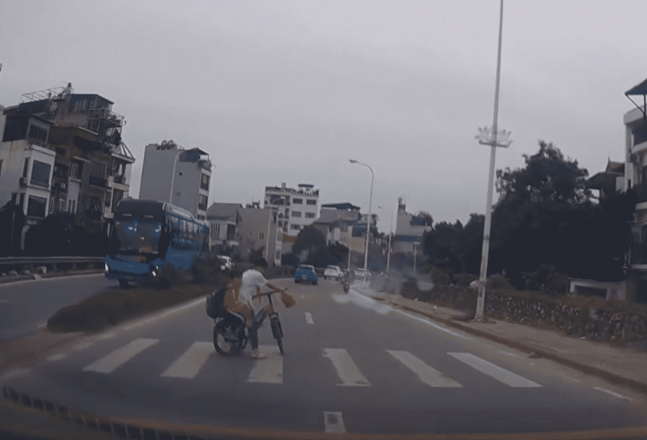 Ô tô phóng nhanh qua gờ giảm tốc, suýt đâm vào học sinh đi xe đạp