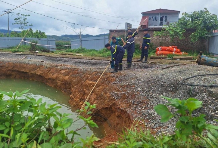 Bắc Kạn: Vẫn chưa tìm thấy nạn nhân rơi xuống 'hố tử thần' giữa quốc lộ