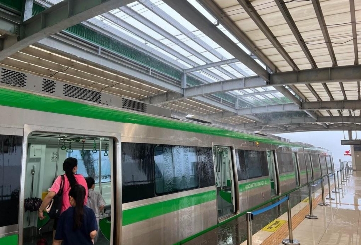 Tuyến metro Cát Linh - Hà Đông liên tục xảy ra sự cố: Mái nhà ga hư hỏng, nước chảy trong toa tàu