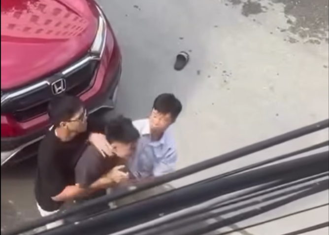 Bắc Giang: Điều tra vụ hai bố con khống chế nam thanh niên giữa đường sau va chạm giao thông