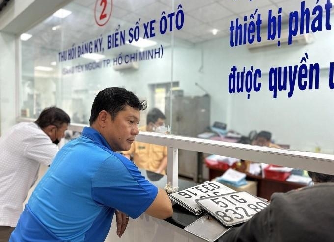 Lệ phí cấp biển số ô tô tại một số địa phương tăng lên 20 triệu đồng sau sáp nhập