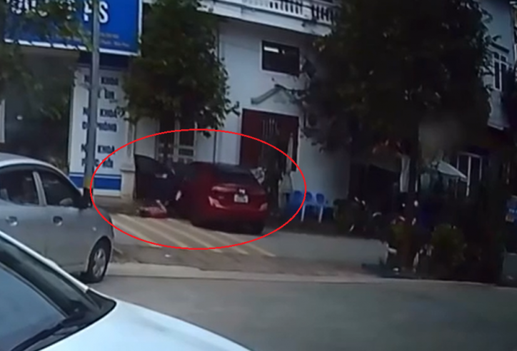 Chỉ vì quên thao tác này, chiếc xe mất kiểm soát ngay khi tài xế rời khỏi ghế lái
