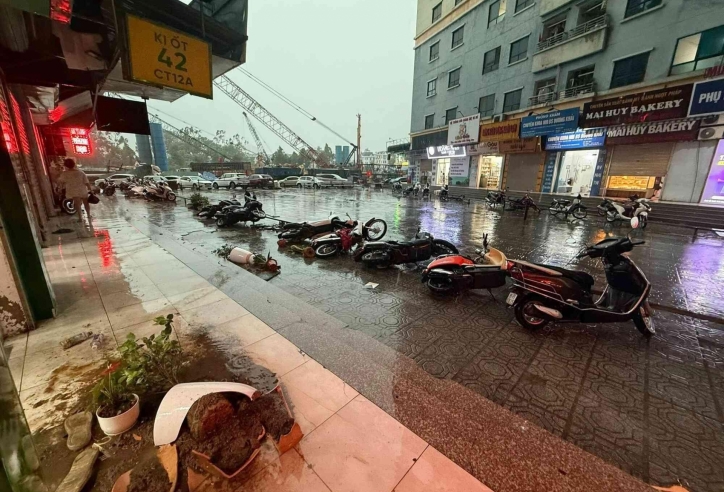 Giông lốc bất ngờ quét qua miền Bắc: Hà Nội - Quảng Ninh thiệt hại nặng, lật tàu du lịch khiến hàng chục người tử nạn