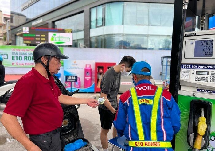 Xăng E10 ngày đầu mở bán: Giá rẻ hơn RON 95, người dân bắt đầu đổ thử