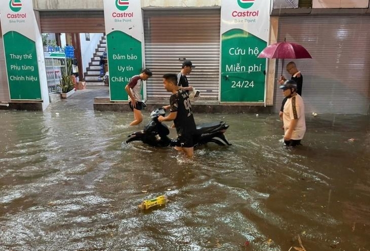 Trận mưa 'giải nhiệt' Hà Nội gây ngập diện rộng, chuyên gia khuyến cáo cảnh giác mưa lớn vào chiều tối