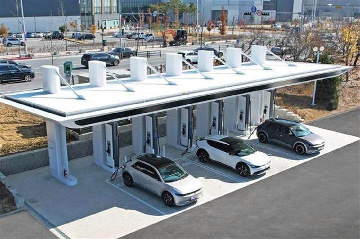 Vì sao tài xế không nên đứng gần ô tô điện trong lúc chờ sạc?