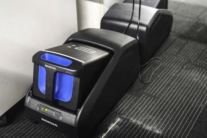 Người dùng cần lưu ý gì khi sạc pin tháo rời cho xe máy điện?