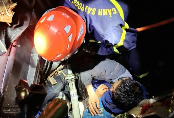 Đắk Lắk: Hơn 2 giờ căng thẳng giải cứu tài xế mắc kẹt trong xe tải chênh vênh bên vực sâu