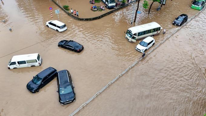 Hà Nội ngập nặng kéo dài sau mưa lớn: Nguyên nhân do đâu?