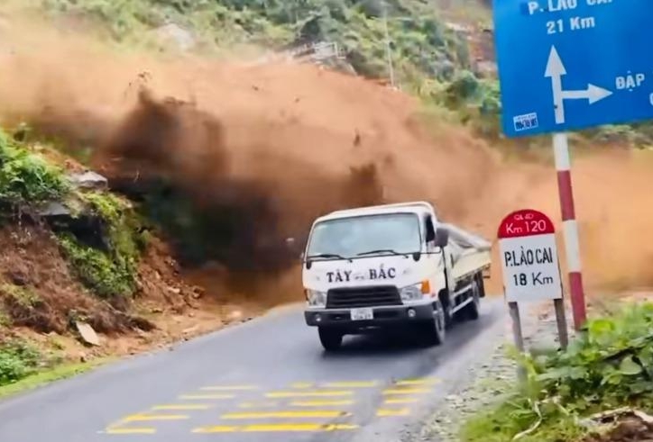 Ô tô thoát nạn trong gang tấc trước vụ sạt lở đất đá tại Lào Cai
