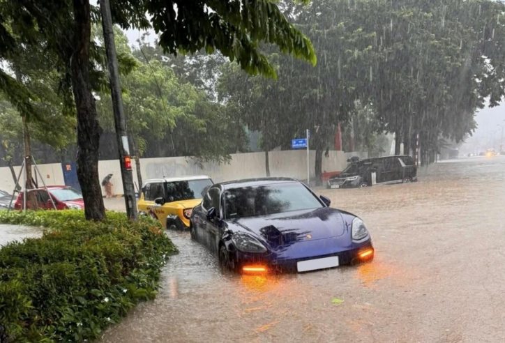 Hà Nội mưa ngập, hàng loạt xe sang tiền tỷ 'chịu trận' giữa phố