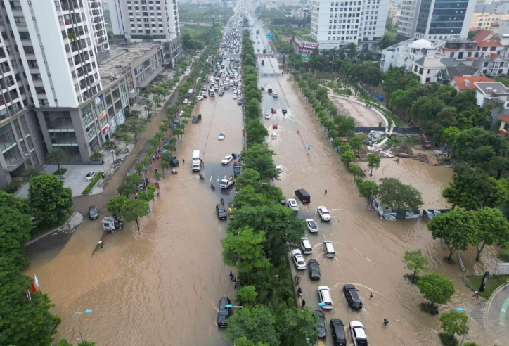 Nhiều tuyến phố Hà Nội vẫn ngập nặng, gây ùn tắc khiến phương tiện 'chôn chân' hàng giờ