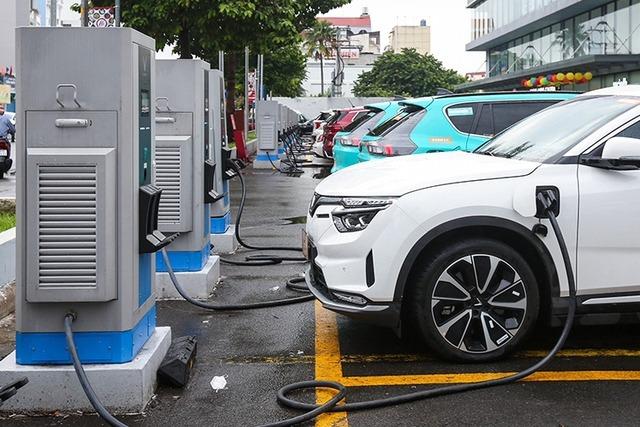 VinFast rút ngắn thời gian miễn phí đỗ xe sau khi sạc đầy, người dùng nói gì?