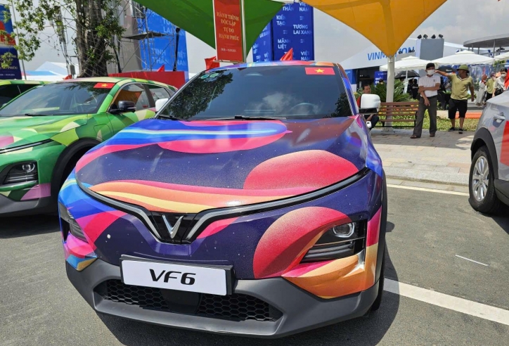 Dàn xe điện VinFast màu 'độc lạ' thu hút khách tham quan tại triển lãm mừng Quốc khánh 