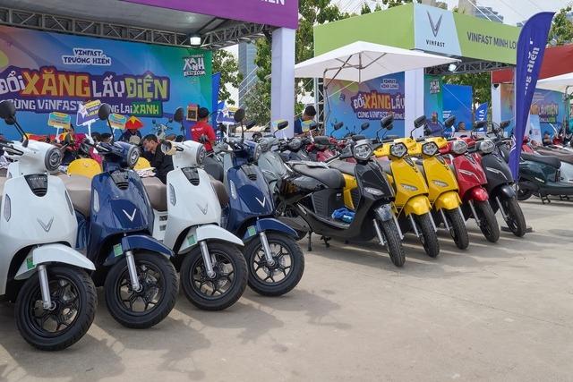 Xe máy xăng 50cc hay xe máy điện VinFast: Lựa chọn nào tối ưu cho học sinh?