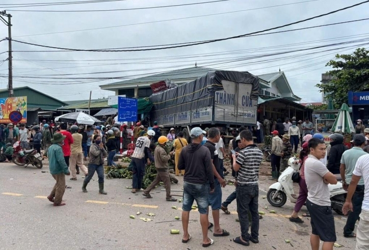 Xe tải mất lái lao thẳng vào chợ chuối khiến 12 người thương vong