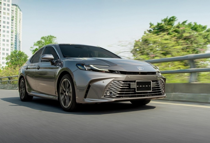 Toyota Camry vẫn áp đảo phân khúc sedan cỡ D bất chấp doanh số liên tục suy giảm