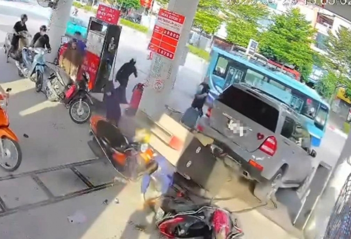 Nguy cơ tiềm ẩn khi lùi xe vào cây xăng và bài học an toàn cho tài xế
