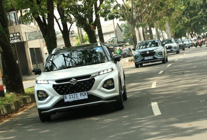 Suzuki Fronx: So kè khả năng tiết kiệm nhiên liệu giữa bản xăng và hybrid