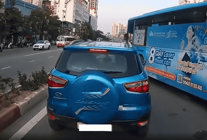 Xe buýt chuyển làn ẩu, tạt đầu ô tô con, suýt gây tai nạn liên hoàn