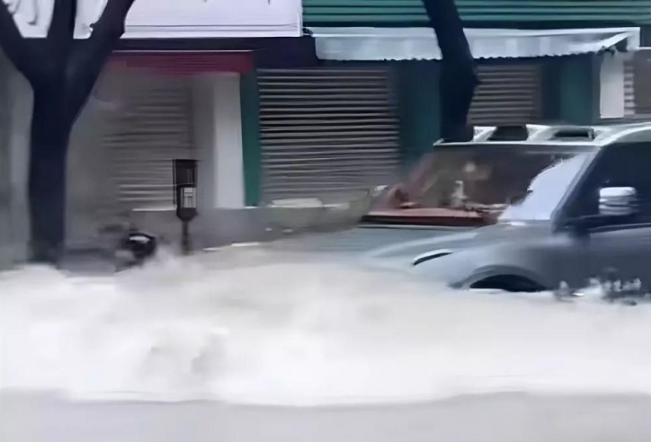 BYD Yangwang U8 tạo sóng lớn khi lội nước, cửa hàng ven đường thiệt hại nặng