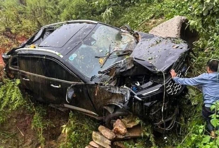 Sạt lở đất ở Sa Pa: Ô tô bị hất văng xuống vực, nhiều người thoát nạn trên đèo Ô Quy Hồ