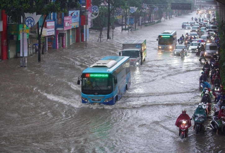 Mưa lớn từ rạng sáng 7/10 gây ngập diện rộng tại Hà Nội, nhiều tuyến phố tê liệt