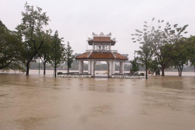 Miền Trung mưa lớn kỷ lục, nước sông ở Huế có thể vượt đỉnh lũ năm 2020