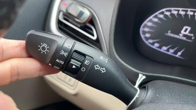 Nhiều tài xế vẫn gạt đèn xi-nhan sai cách khi vượt ô tô: Nguyên nhân do đâu?