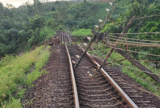 Bão số 13 gây tê liệt tuyến đường sắt Bắc - Nam, nhiều tàu khách phải dừng chờ